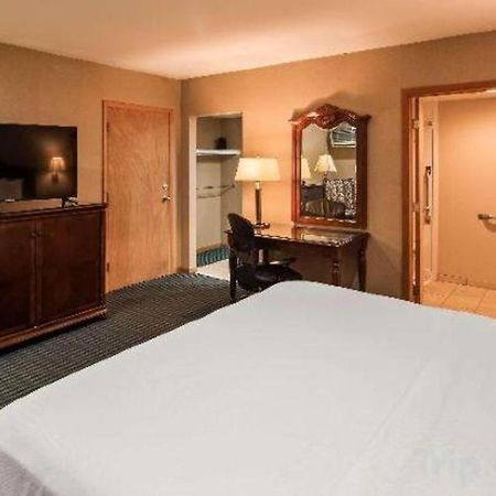 Best Western River Terrace Cheboygan Bagian luar foto