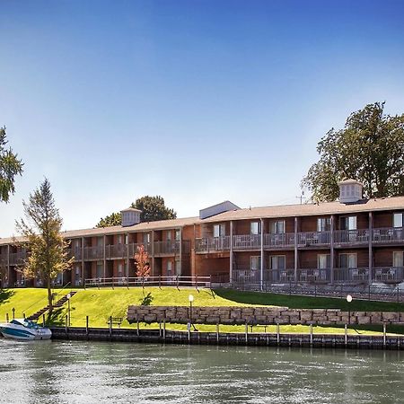 Best Western River Terrace Cheboygan Bagian luar foto