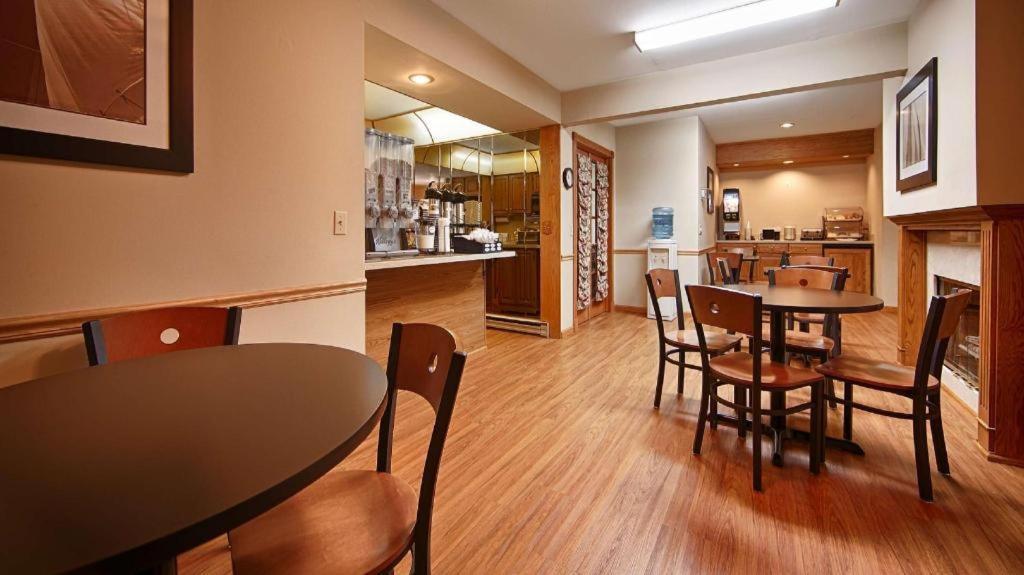 Best Western River Terrace Cheboygan Bagian luar foto