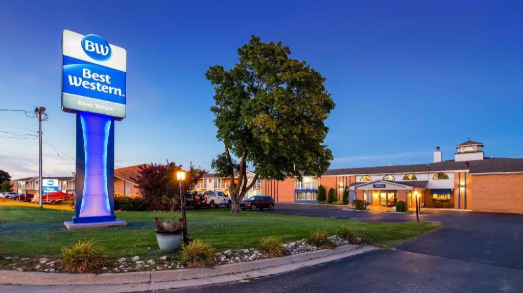 Best Western River Terrace Cheboygan Bagian luar foto