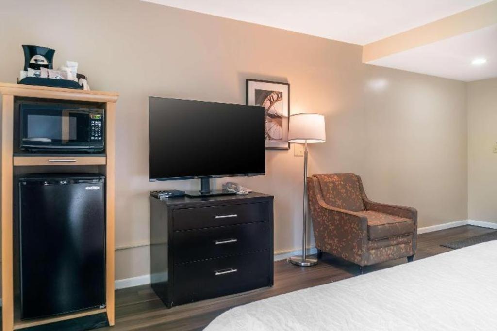 Best Western River Terrace Cheboygan Bagian luar foto