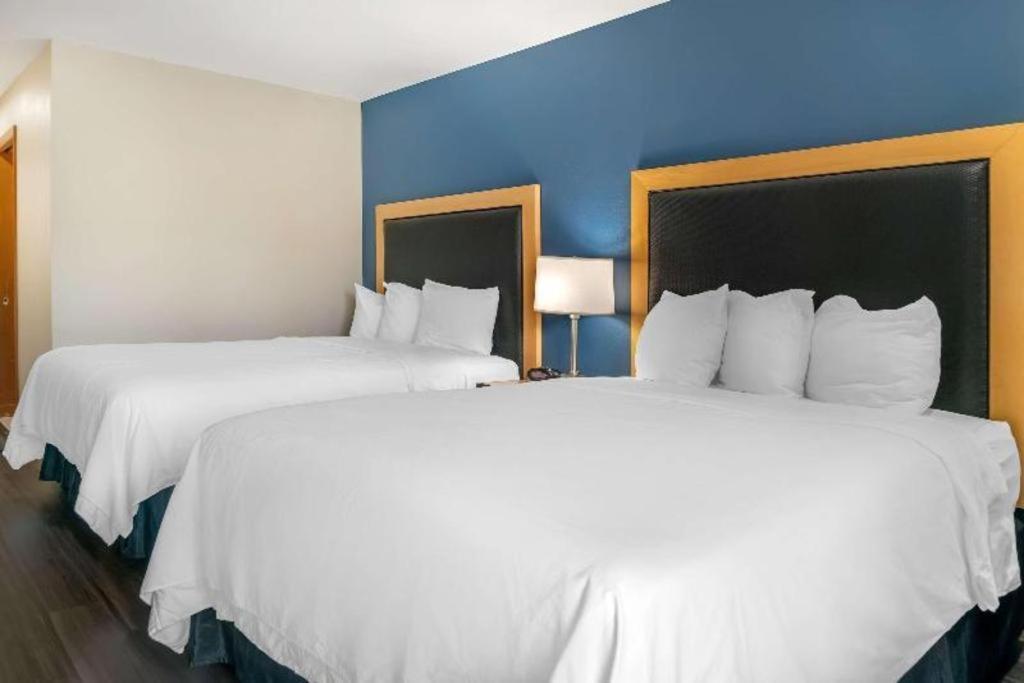 Best Western River Terrace Cheboygan Bagian luar foto