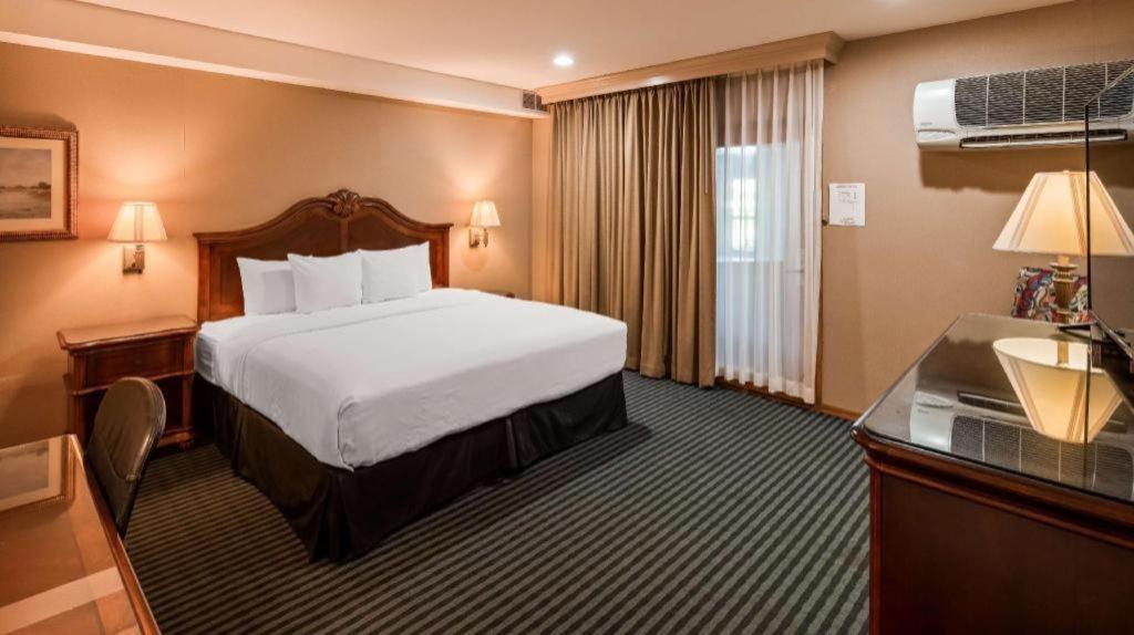 Best Western River Terrace Cheboygan Bagian luar foto