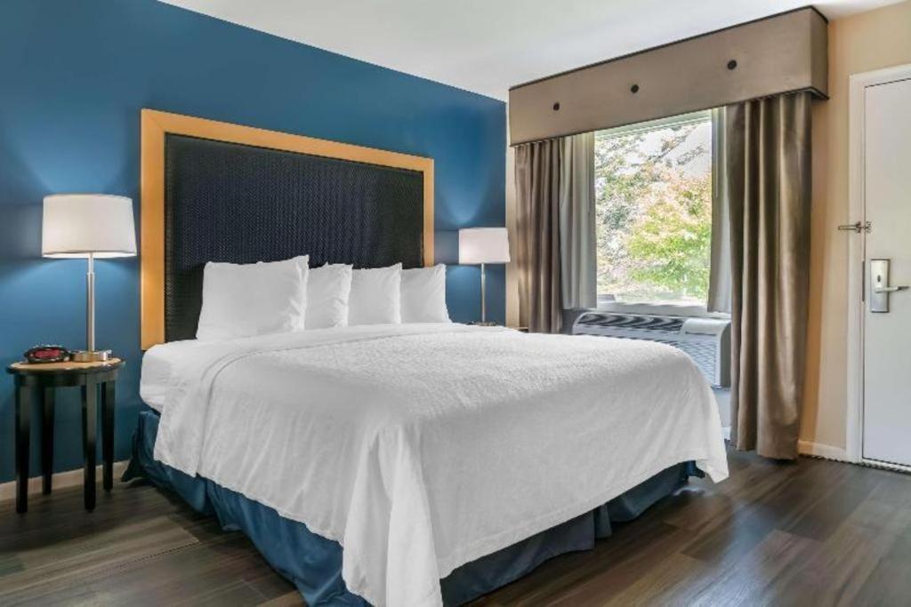 Best Western River Terrace Cheboygan Bagian luar foto