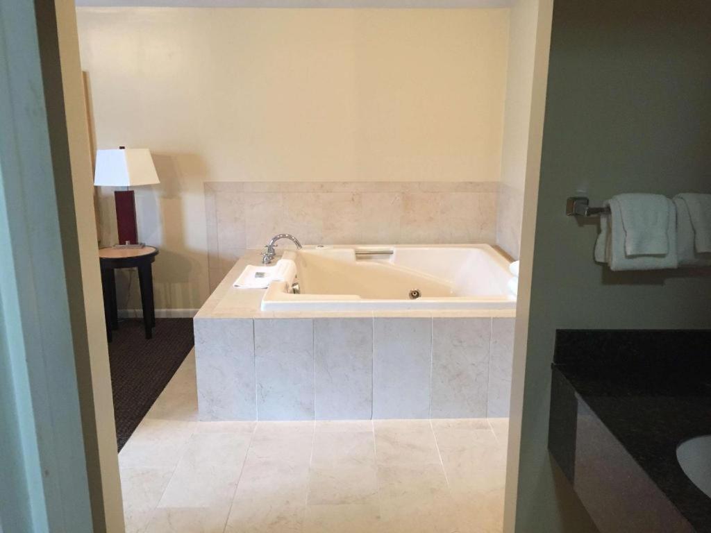 Best Western River Terrace Cheboygan Bagian luar foto
