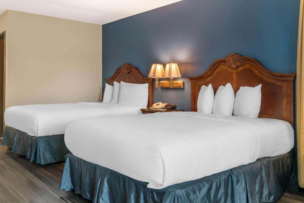 Best Western River Terrace Cheboygan Bagian luar foto