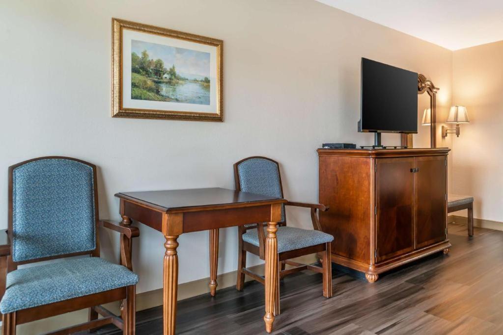 Best Western River Terrace Cheboygan Bagian luar foto