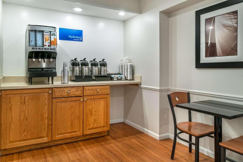 Best Western River Terrace Cheboygan Bagian luar foto