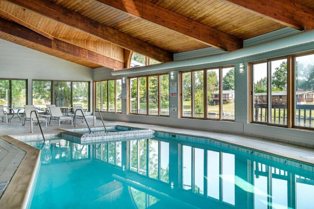 Best Western River Terrace Cheboygan Bagian luar foto