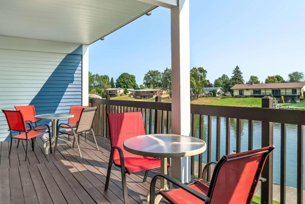 Best Western River Terrace Cheboygan Bagian luar foto