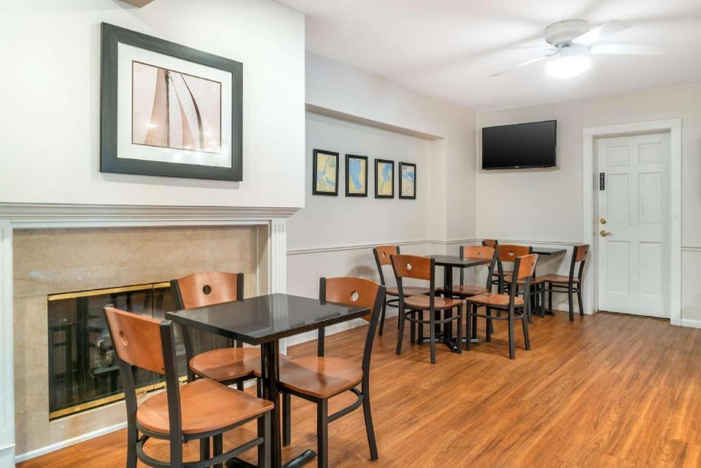 Best Western River Terrace Cheboygan Bagian luar foto