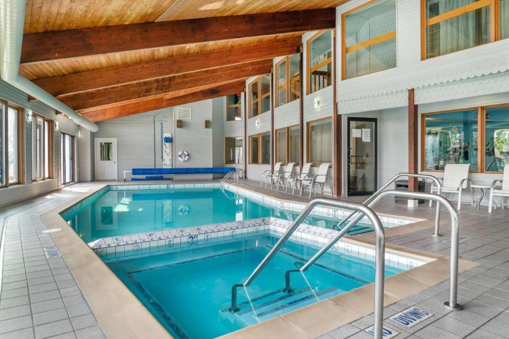 Best Western River Terrace Cheboygan Bagian luar foto