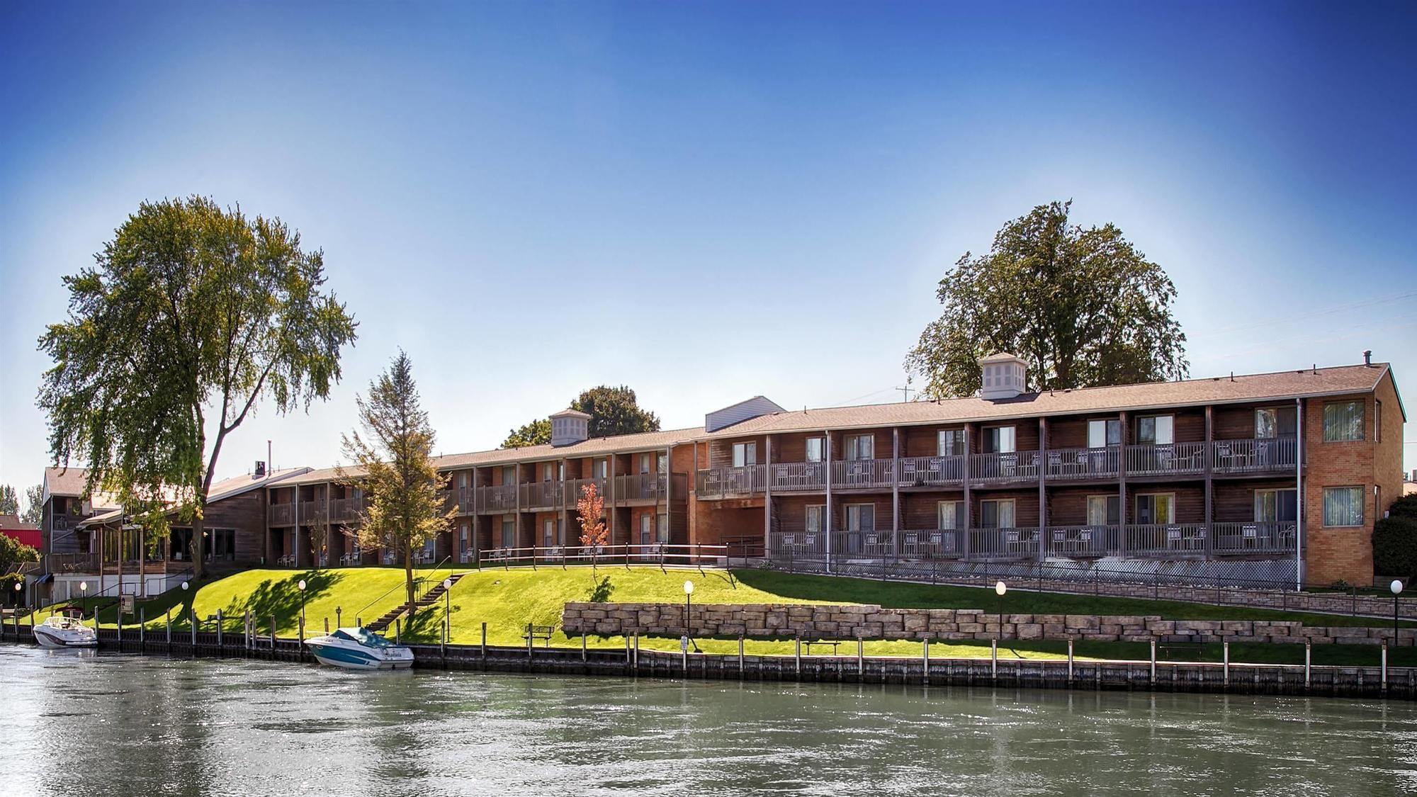 Best Western River Terrace Cheboygan Bagian luar foto